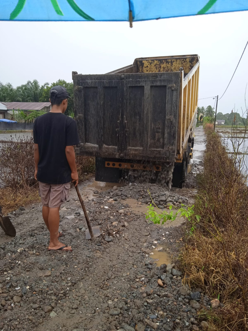 tetap kerja meskipun hujan.